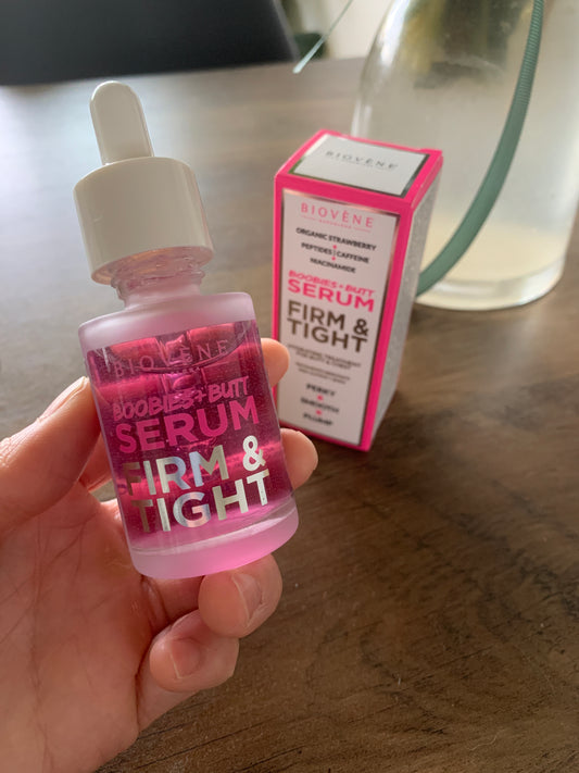Biovene Firm & Tight Serum 是一款結合草莓萃取、玻尿酸和膠原蛋白等成分的緊緻精華,能有效促進膠原蛋白生成,提升肌膚彈性,緊緻肌膚,塑造完美曲線。