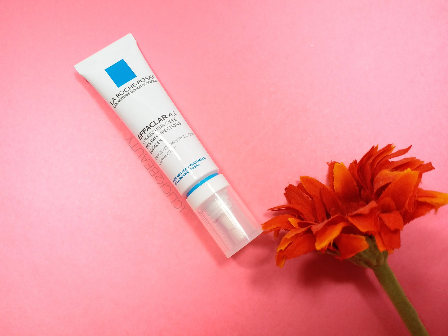 La Roche-Posay Effaclar AI,為油性和痘痘肌膚設計的粉刺淨化修護精華。含菸鹼胺和LHA,有效減少痘痘和印痕,促進肌膚更新。