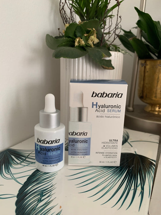 Babaria Hyaluronic Acid Serum 主打高濃度玻尿酸,能有效吸取水分,為肌膚深層補水,改善乾燥、缺水問題,提升肌膚彈性,使肌膚水潤飽滿,透亮光澤。