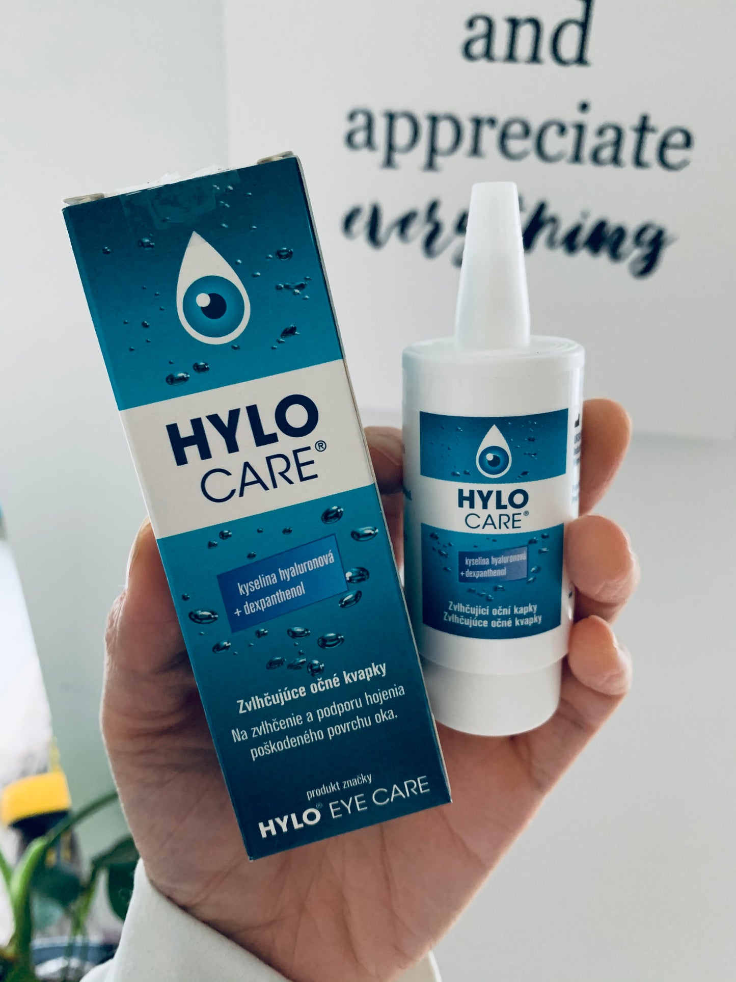 hylo care Augen Tropfen 是一款專為眼部疲勞、乾燥、刺激等問題設計的舒緩眼藥水,其獨特的等滲配方,不含防腐劑,含有高濃度透明質酸,能有效舒緩眼部疲勞,滋潤眼球表面,保護眼角膜,改善眼部乾燥、刺激等問題,守護雙眼健康。