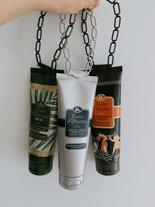 Tesori d'Oriente Muschio Bianco Duschegel 是一款清新白麝香沐浴乳,採用溫和配方,富含保濕成分,能溫和潔淨肌膚,去除污垢和油脂,同時滋潤肌膚,留下一層清新白麝香香氛,帶來舒適愉悅的沐浴體驗。
