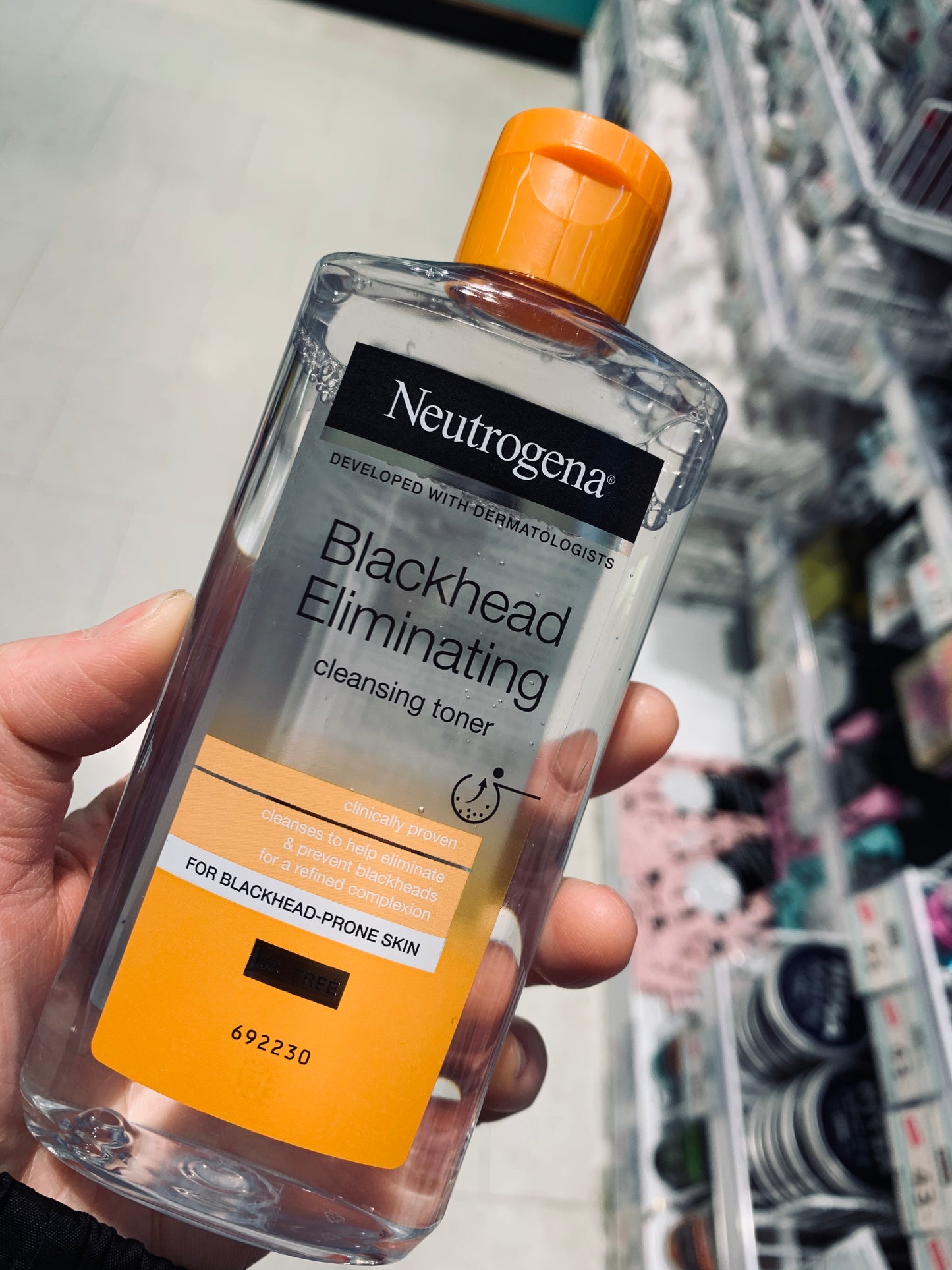 Neutrogena Blackhead Eliminating Toner,含0.5%水楊酸,專為清潔毛孔和預防黑頭設計。