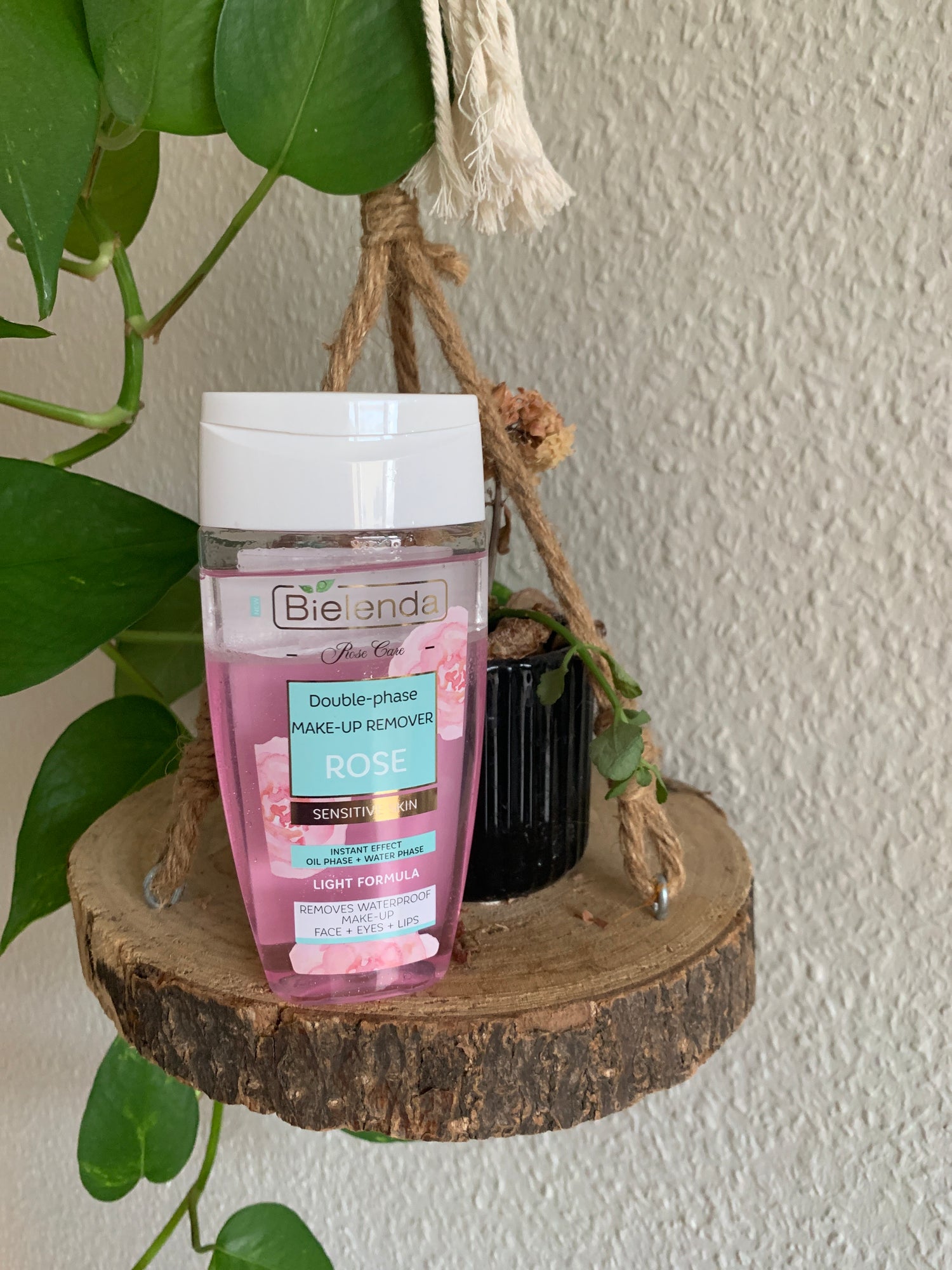 Bielenda Rose Care Mild Two-Phase Eye Makeup Remover for Sensitive Skin - 溫和雙層眼唇卸妝液，含玫瑰果油及維他命原B5，專為敏感肌及隱形眼鏡佩戴者設計，能輕鬆卸除防水妝容。