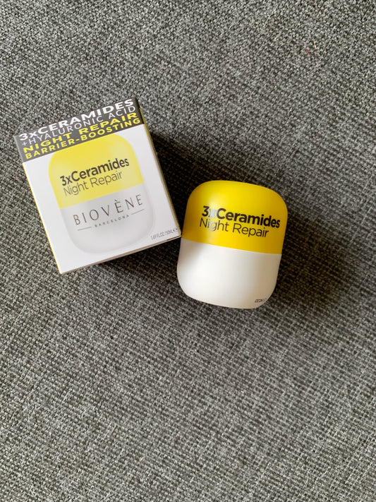 Biovène三重神經酰胺夜霜50ml,含神經酰胺NP/AP/EOP修復屏障,積雪草葉提取物(Centella Asiatica)舒緩泛紅,玻尿酸鈉(Sodium Hyaluronate)鎖水抗冷氣抽乾,有機香蕉果萃取(Musa Sapientum)抗氧化。經歐盟皮膚科測試適合轉季敏感與口罩摩擦肌,pH弱酸配方強化屏障,純素零殘忍認證。