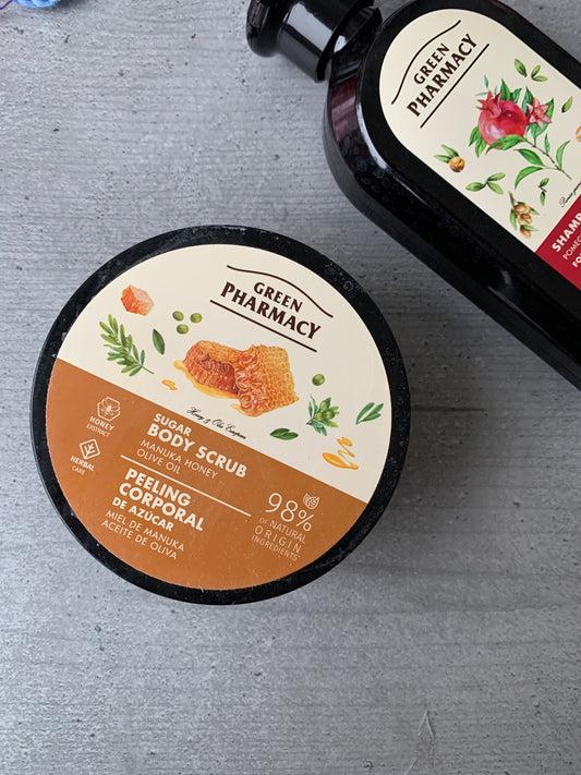 Green Pharmacy 身體磨砂膏 - 主要成分為紐西蘭麥盧卡蜂蜜(UMF10+)及冷壓初榨橄欖油。專為去除身體角質、改善毛囊角化症(雞皮膚)、滋潤乾燥粗糙肌膚而設計。溫和去角質同時修復，適合香港潮濕氣候日常使用