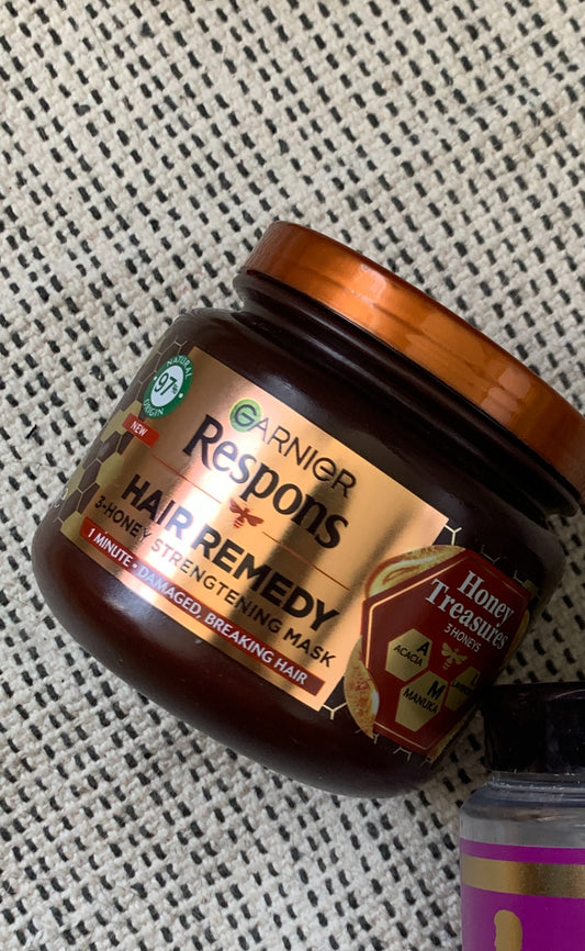 Garnier蜂蜜強韌髮膜300ml，含蜂蜜(Mel)、蜂膠(Propolis Extract)、蜂王漿(Royal Jelly)三重修復，甘油(Glycerin)鎖水抗冷氣抽乾。經實測減少10倍斷髮，97%天然成分適合漂染受損髮，回收膠瓶身環保設計