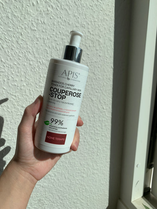 Apis Couperose-Stop Tonic 300ml，含金縷梅萃取（Witch Hazel Extract）收縮血管抗炎，西印度櫻桃萃取（Acerola Extract）提供高濃度維他命C抗氧化，甘油（Glycerin）鎖水抗冷氣抽乾。經歐盟皮膚科測試適合口罩摩擦泛紅與冷氣房乾燥肌，pH5.5弱酸配方強化屏障，玻璃瓶身環保設計。
