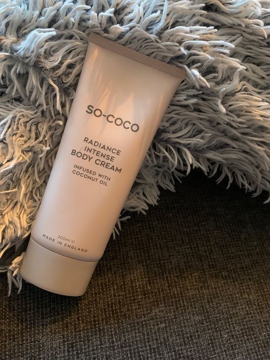 So Coco Radiance Intense Body Cream 正裝產品圖,含冷壓椰子油、天然雲母及維他命B5。專為追求亮澤保濕及天然椰香身體乳用家設計,質地輕薄易吸收,適合日常使用。香港熱賣身體乳推薦。