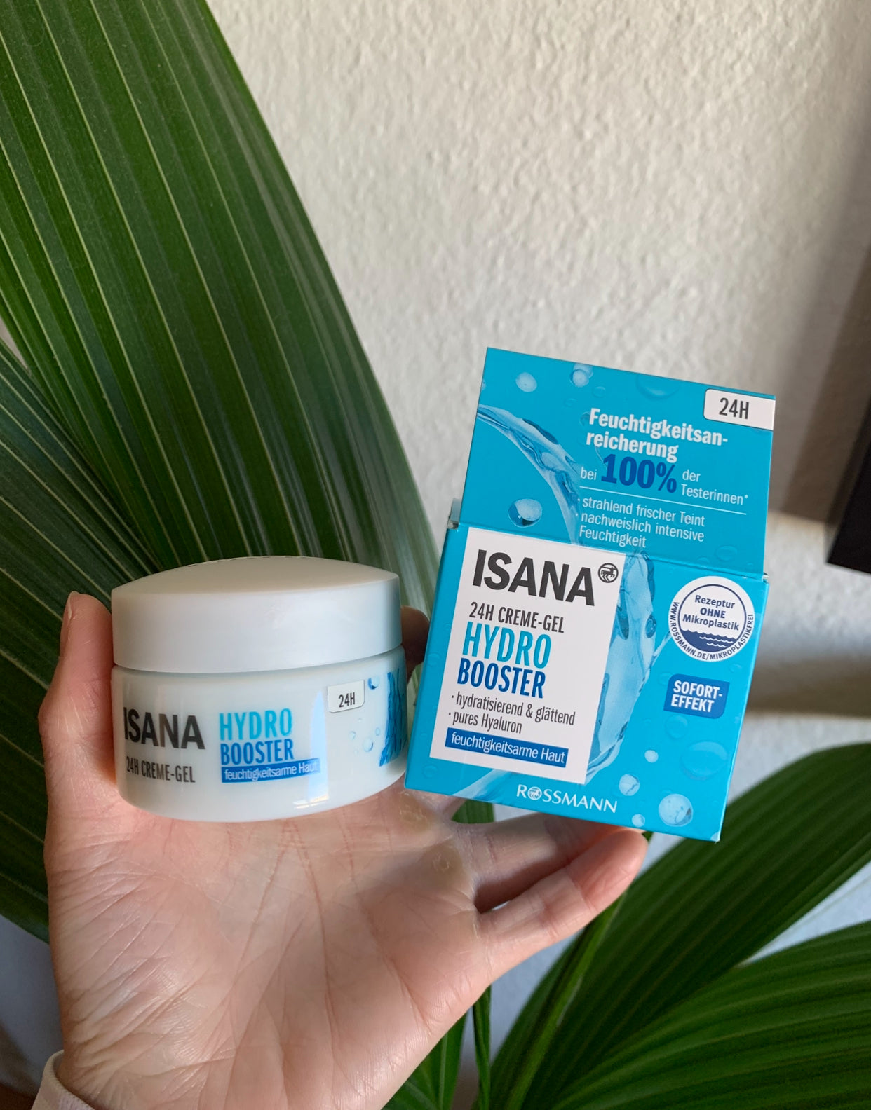 ISANA Hydro Booster 24h Creme-Gel 50毫升白色軟管簡約背景 — 德國Öko-Test 2024最高評級保濕面霜，含透明質酸、蘆薈及維他命原B5，適合所有膚質​​​​​​​​​​​​​​​​