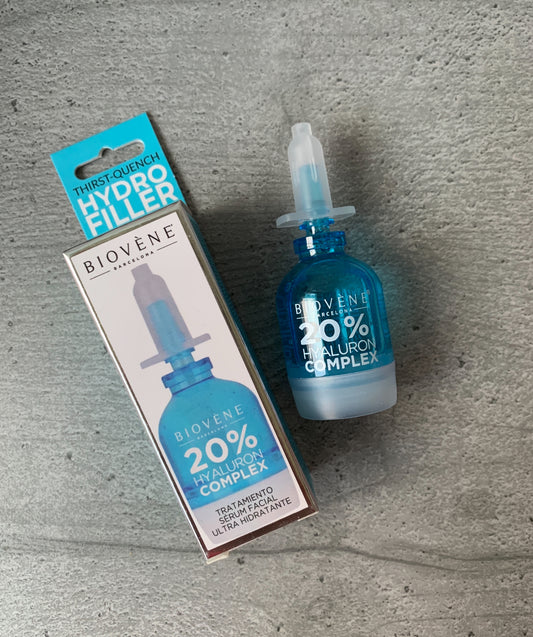 含高達20%透明質酸,能夠深層補水,鎖住水份,令肌膚水潤充盈。而且有機藍莓成分,富含抗氧化物,能夠抵抗自由基,保護肌膚免受環境傷害