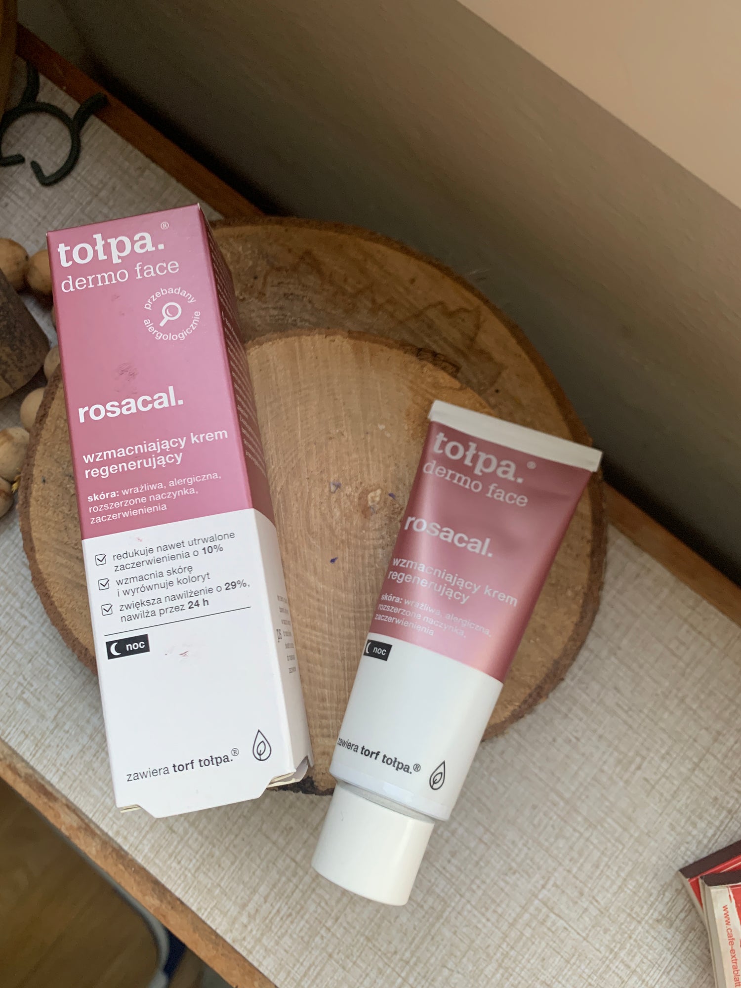 波蘭藥妝 tołpa Rosacal 強化再生夜間修護霜 40ml - 淡粉色乳霜，專為泛紅、敏感及玫瑰痤瘡肌膚設計，強化皮膚屏障，舒緩鎮靜，無香料溫和配方。