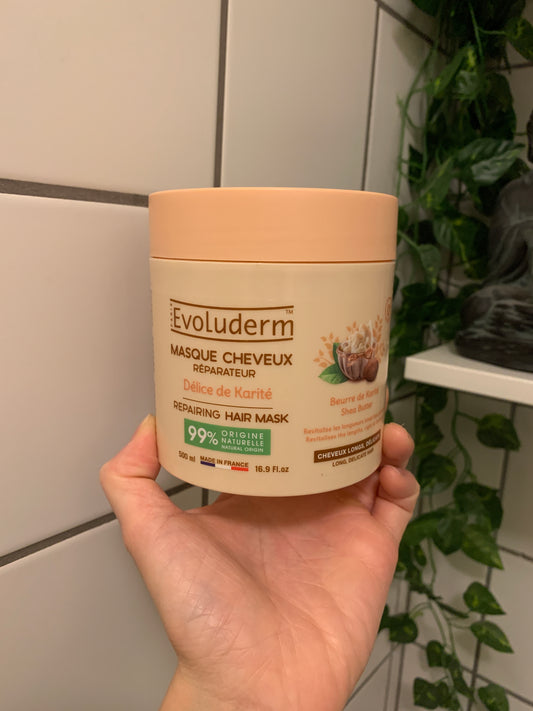 Evoluderm Shea Butter 髮膜 蘊含豐富的乳木果油,能深入髮絲,提供深層滋潤,修復受損髮絲,改善毛躁分叉,同時具有抗氧化效果,保護髮絲免受環境傷害,讓秀髮重拾柔順光澤,健康亮麗。