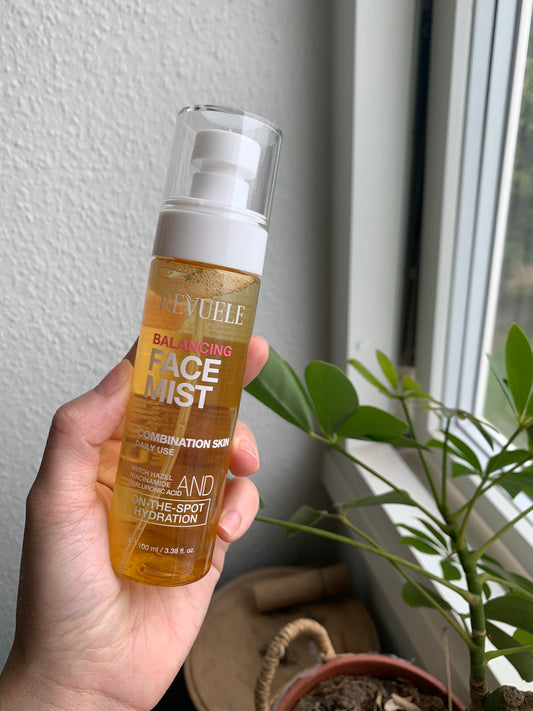 REVUELE BALANCING FACE MIST 100ml，含煙酰胺（Niacinamide）控油收毛孔，金縷梅萃取（Witch Hazel Extract）抗炎鎮靜，甘油（Glycerin）與玻尿酸鈉（Sodium Hyaluronate）鎖水防乾繃。pH5.5弱酸配方經皮膚科測試，適合冷氣房乾燥與口罩摩擦泛紅，噴霧細緻不破壞妝容