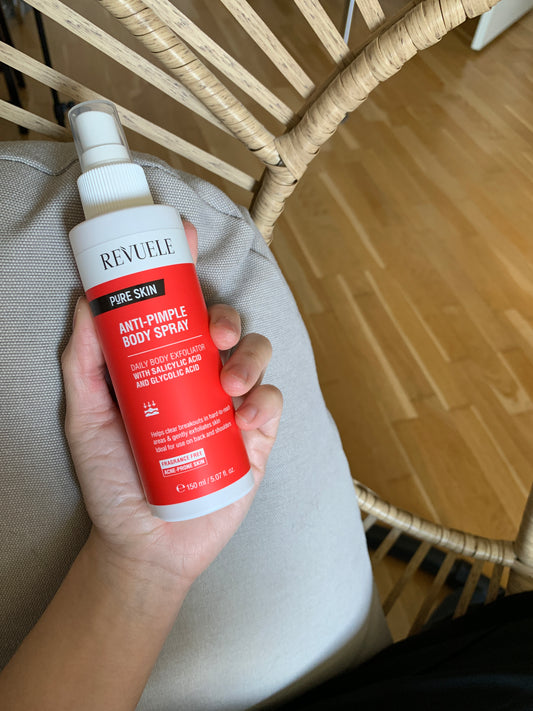 Revuele 抗痘噴霧蘊含茶樹精油、金縷梅等天然成分,有效抑制痘痘滋生,消炎抗菌,舒緩痘痘引起的紅腫和瘙癢。