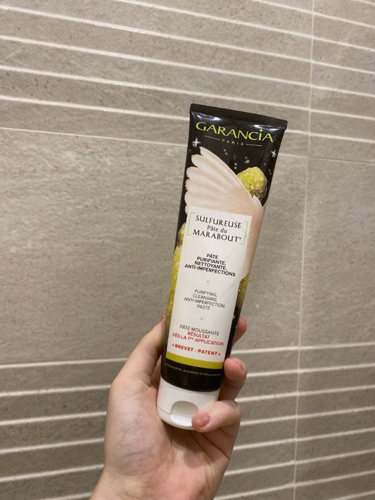 SULPHUROUS MARABOU PASTE 是一款含有硫磺的藥膏,能有效舒緩皮膚問題,如青春痘、粉刺、濕疹、皮炎等。它能殺菌消炎,促進皮膚細胞再生,幫助改善皮膚狀況。