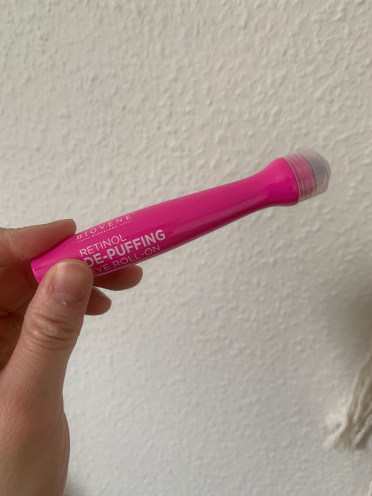 眼部精華能夠提升眼部輪廓,減少眼周細紋和皺紋,同時為肌膚補充水分,恢復眼部肌膚的天然屏障,改善眼周肌膚的保濕度,減少眼周浮腫和黑眼圈的現象。