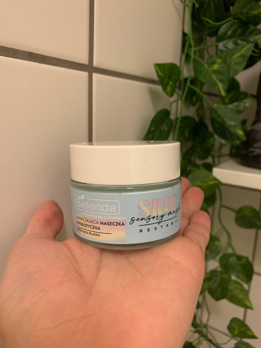 Bielenda肌膚重啟感官發光保濕益生菌面膜,一款集保濕、滋養、修復於一身的面膜。其成分包含甘油和多種植物精油,如甜杏仁油、椰子油和乳木果油,