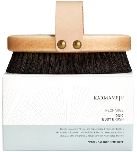 KARMAMEJU Ionic Body Brush 採用創新離子科技,搭配柔軟刷毛,有效去除角質,促進血液循環,提升肌膚代謝,打造淨透光滑的肌膚。輕巧設計,方便攜帶,無論在家或旅行都能輕鬆使用,開啟煥膚新體驗。