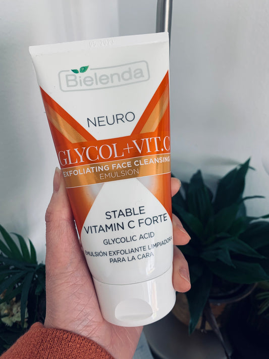 BIELENDA甘醇酸維C美白去角質潔面 - 富含甘醇酸與維他命C,專為抗暗瘡和美白設計,有效去除死皮和雜質,改善肌膚質感與光澤,讓肌膚重現無瑕亮麗。