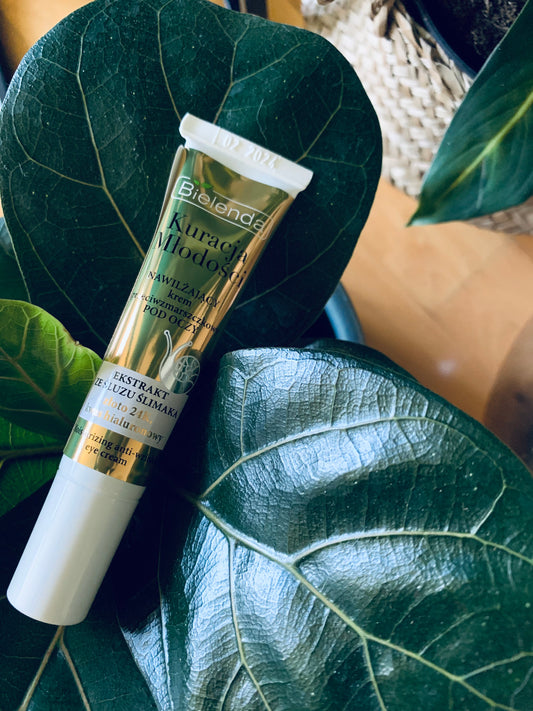 BIELENDA Youth Therapy Moisturizing Anti-Wrinkle Eye Cream 採用天然植物萃取成分,如透明質酸、維生素E、咖啡因等,能有效深層滋潤眼周肌膚,淡化黑眼圈、細紋,提升眼周肌膚彈性,改善眼周暗沉,重拾明亮雙眸。