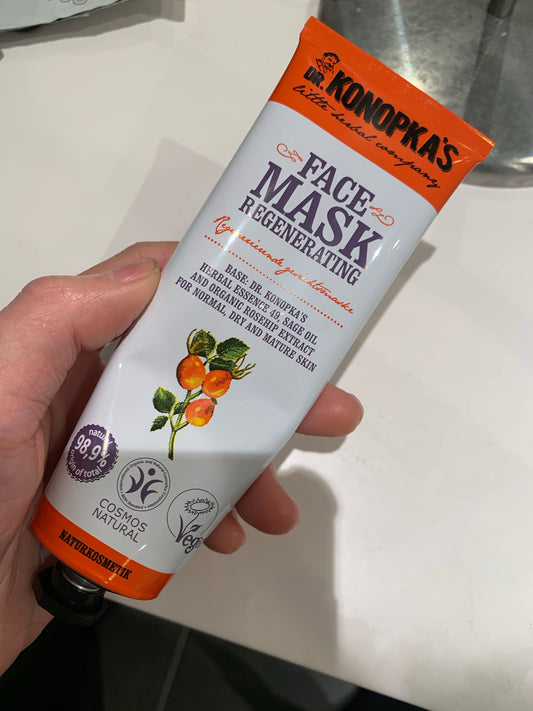 以有機花朵與植物精華為主要成分,溫和舒緩肌膚,減少紅腫,提升肌膚自我修復能力。適合各類敏感或受損肌膚