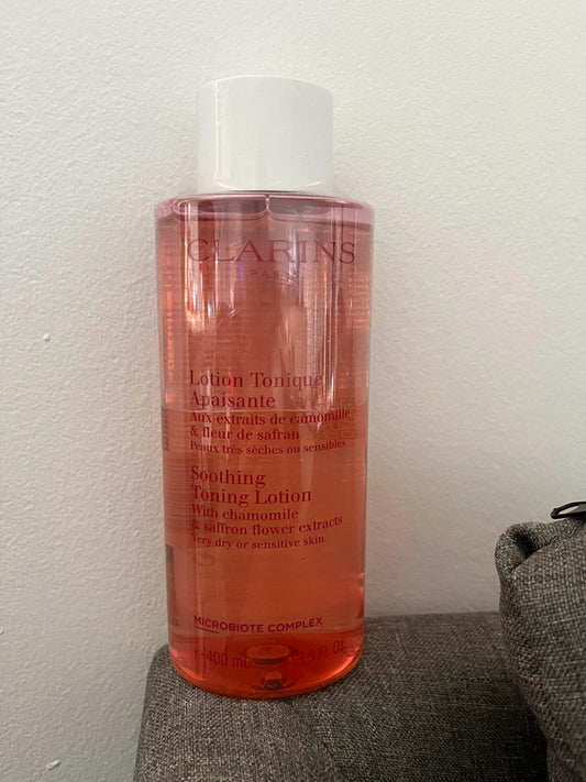 Clarins 紓緩爽膚露,無酒精配方,溫和調理肌膚,潔淨毛孔,帶走多餘油脂。含機金縷梅及繡線菊萃取,有效收細毛孔,平衡膚質,減少肌膚紅腫和乾燥現象。