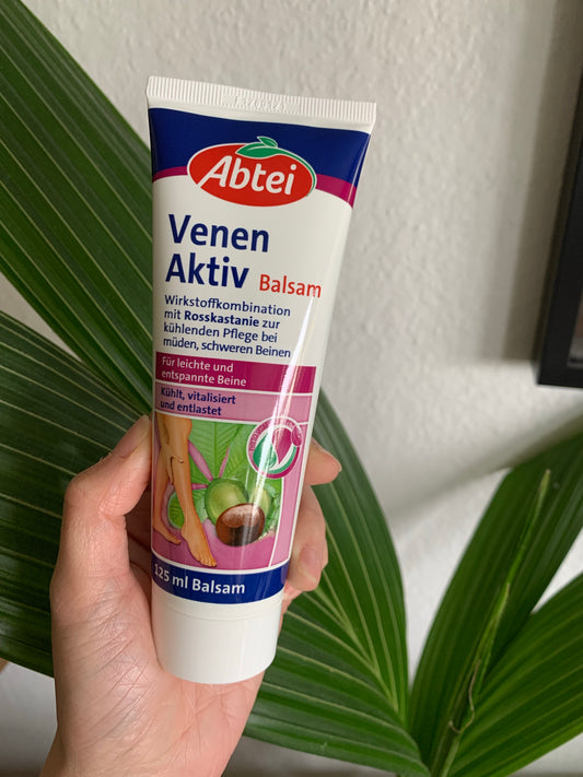 Abtei Venen Aktiv,德國百年保健品牌,以其天然草本配方,結合最新醫學研究,專為緩解靜脈曲張和靜脈炎設計。產品蘊含七葉樹籽萃取物,有效促進腿部血液循環,舒緩僵硬浮腫,增強血管彈性。