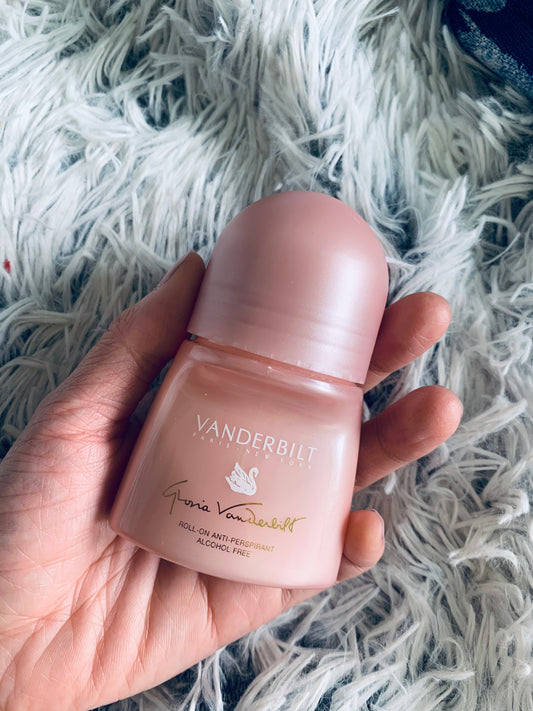 Gloria Vanderbilt 香氛滾珠止汗劑,以優雅香氛,帶來自信魅力。持久清新,有效抑制汗味,令您全天候保持自信。 精緻瓶身設計,更顯時尚魅力。
