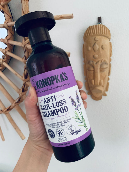 Dr. Konopka's Anti Hair Loss Shampoo 採用天然植物萃取,富含生物素、鋅等強健髮根成分,能有效改善頭皮環境,促進血液循環,強化髮根,預防落髮,並能滋養髮絲,使頭髮更加柔順亮澤,重拾豐盈秀髮。