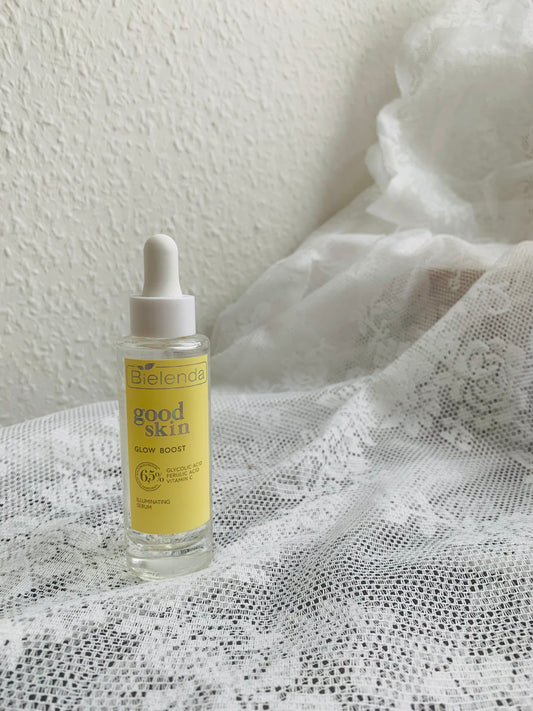 Bielenda Good Skin Glow Boost Serum 蘊含維生素C、菸鹼醯胺等有效成分,可有效提亮膚色,淡化色斑,均勻膚色,並能改善肌膚紋理,提升肌膚光澤度,使肌膚煥發健康光彩。