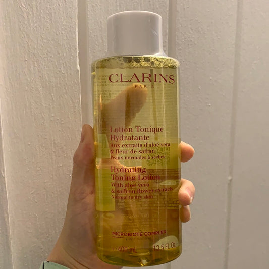 Clarins 柔潤身體乳,以天然植物精華為肌膚帶來持久保濕。含豐富的芦荟成分,能迅速滲透肌膚,為乾燥肌膚提供滋潤,使肌膚柔軟光滑。適合各種肌膚類型,尤其是需要深層補水的中性肌膚。