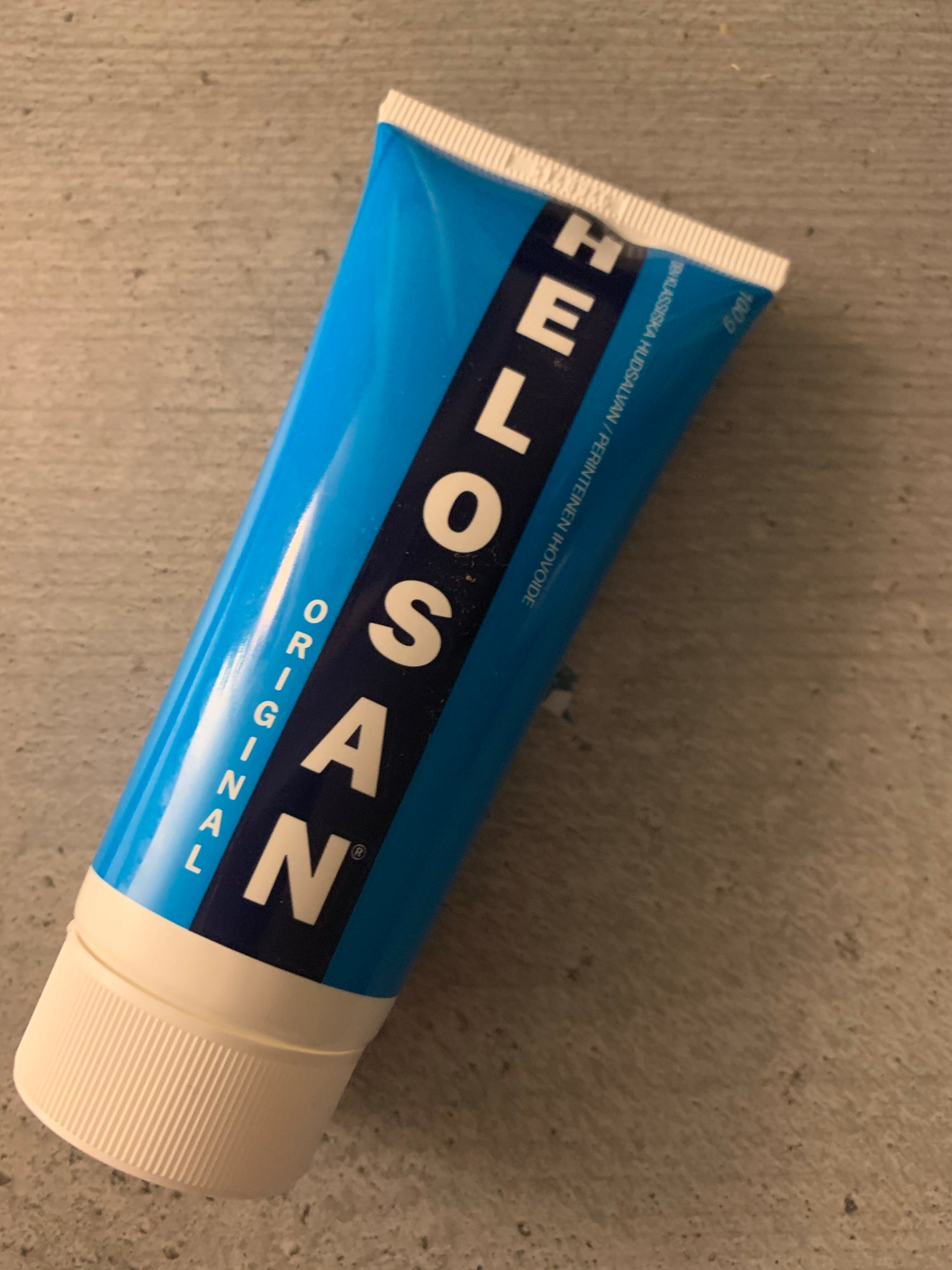 Helosan 保濕潤膏軟膏，富含天然油脂，深層滋潤乾燥肌膚，有效修復受損肌膚屏障，改善乾燥、脫屑、粗糙等問題。 溫和配方，不含香料、色素、防腐劑，適合敏感肌膚使用。 Helosan 保濕潤膏軟膏，讓您的肌膚重現柔嫩光滑！
